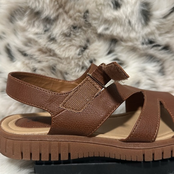 Euro Soft 7 1/2 Wide cushioned sole sandals with Velcro closure - Picture 3 of 5